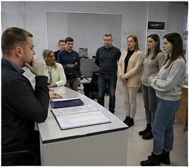 Команда проходит короткий инструктаж